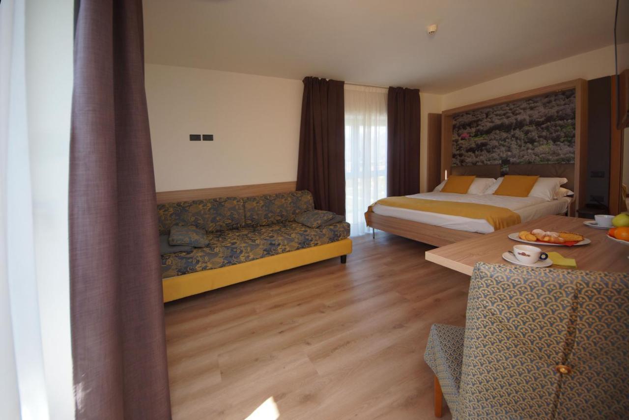 Ambassador Suite Hotel Riva del Garda Exteriör bild